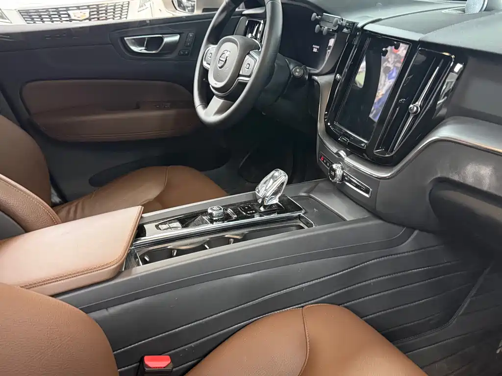 Volvo XC60 — фото 14