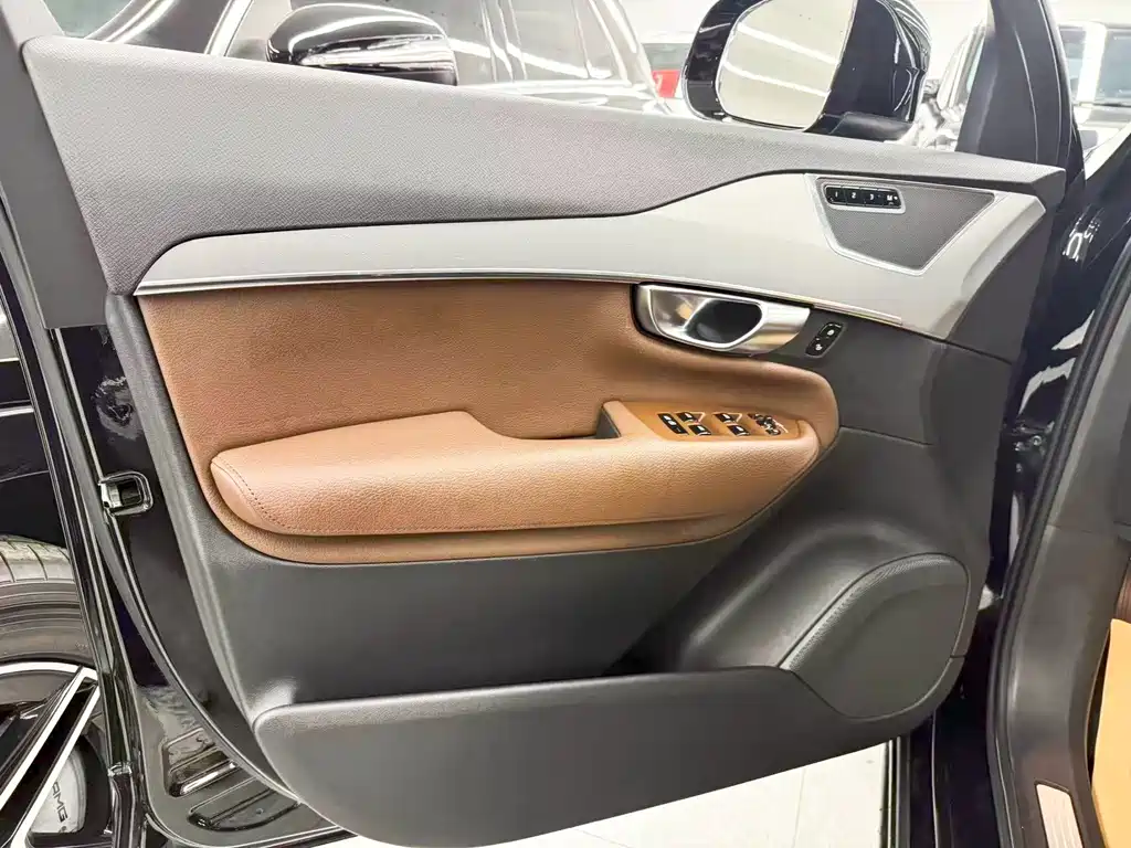 Volvo XC90 — фото 10