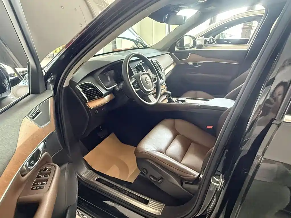 Volvo XC90 — фото 11