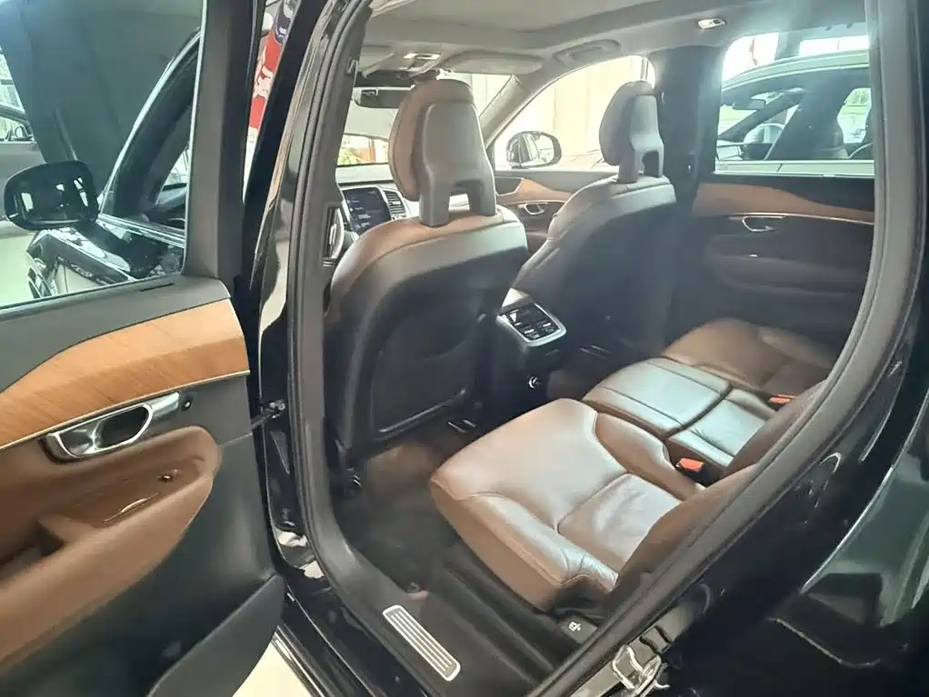 Volvo XC90 — фото 10