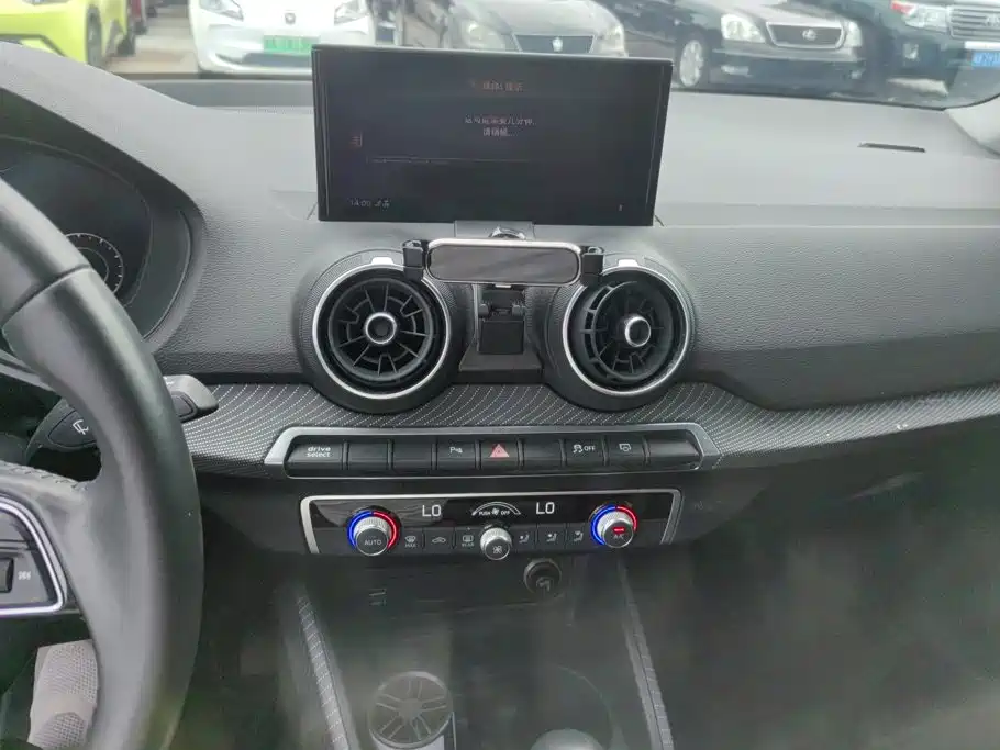 Audi Q2L e-tron — фото 13