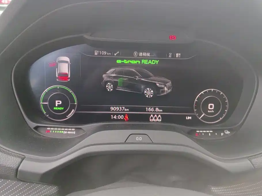 Audi Q2L e-tron — фото 14