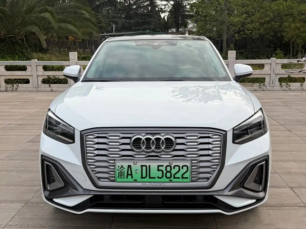 Audi Q2L e-tron — фото 2