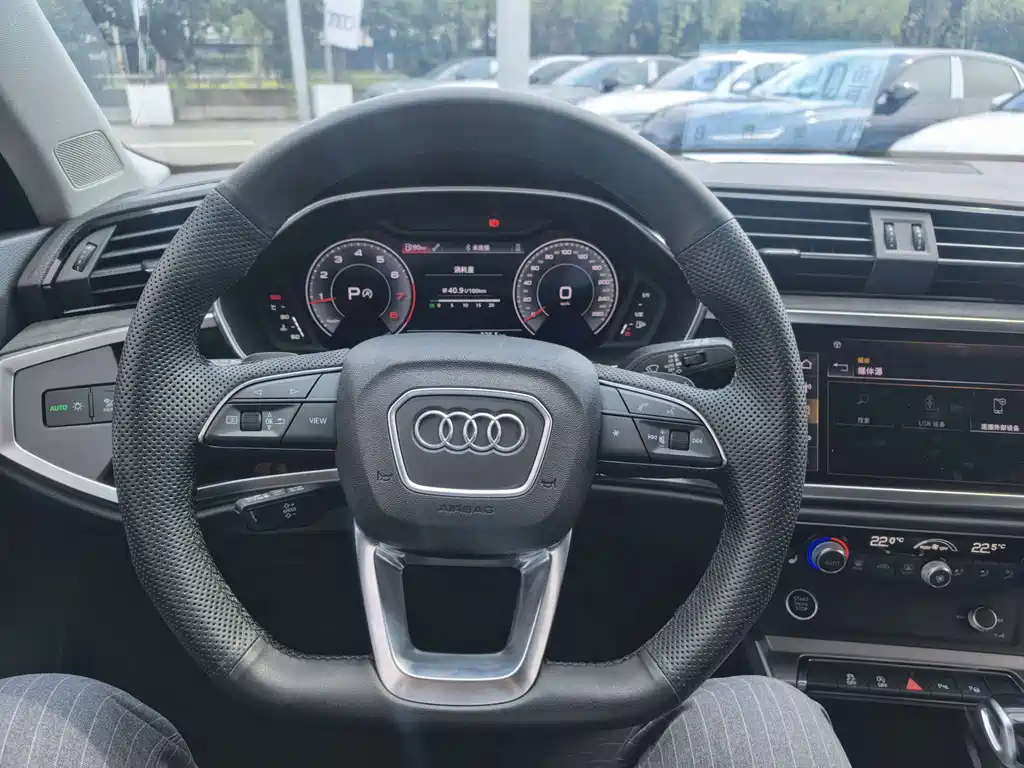 Audi Q3 — фото 11