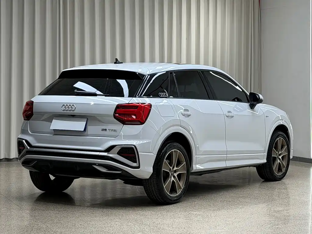 Audi Q2L — фото 4