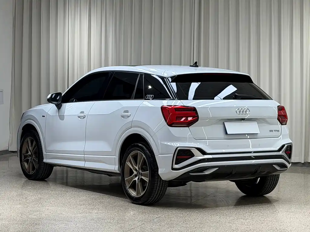 Audi Q2L — фото 5