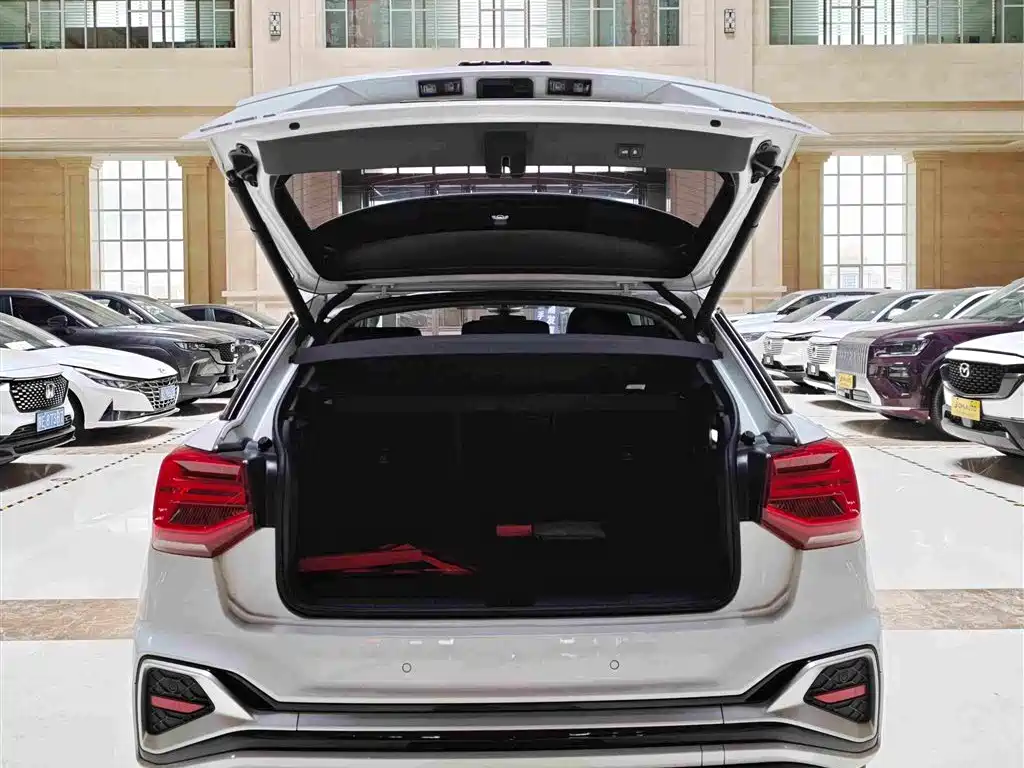 Audi Q2L — фото 15
