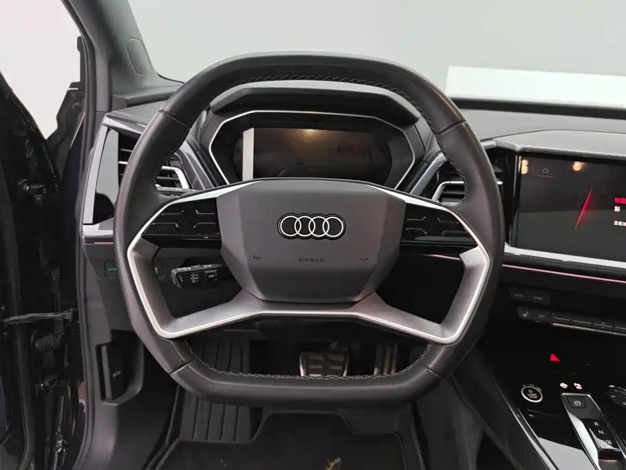 Audi Q4 e-tron — фото 15