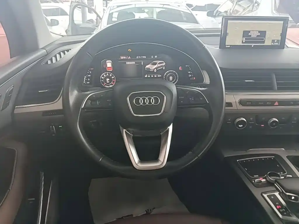 Audi Q7 — фото 11