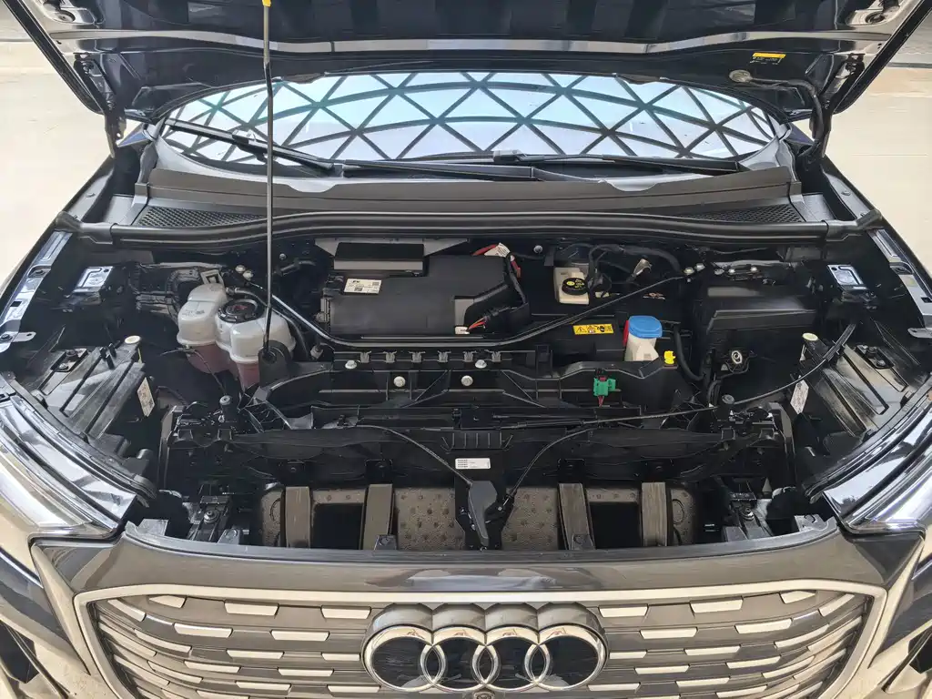Audi Q4 e-tron — фото 8