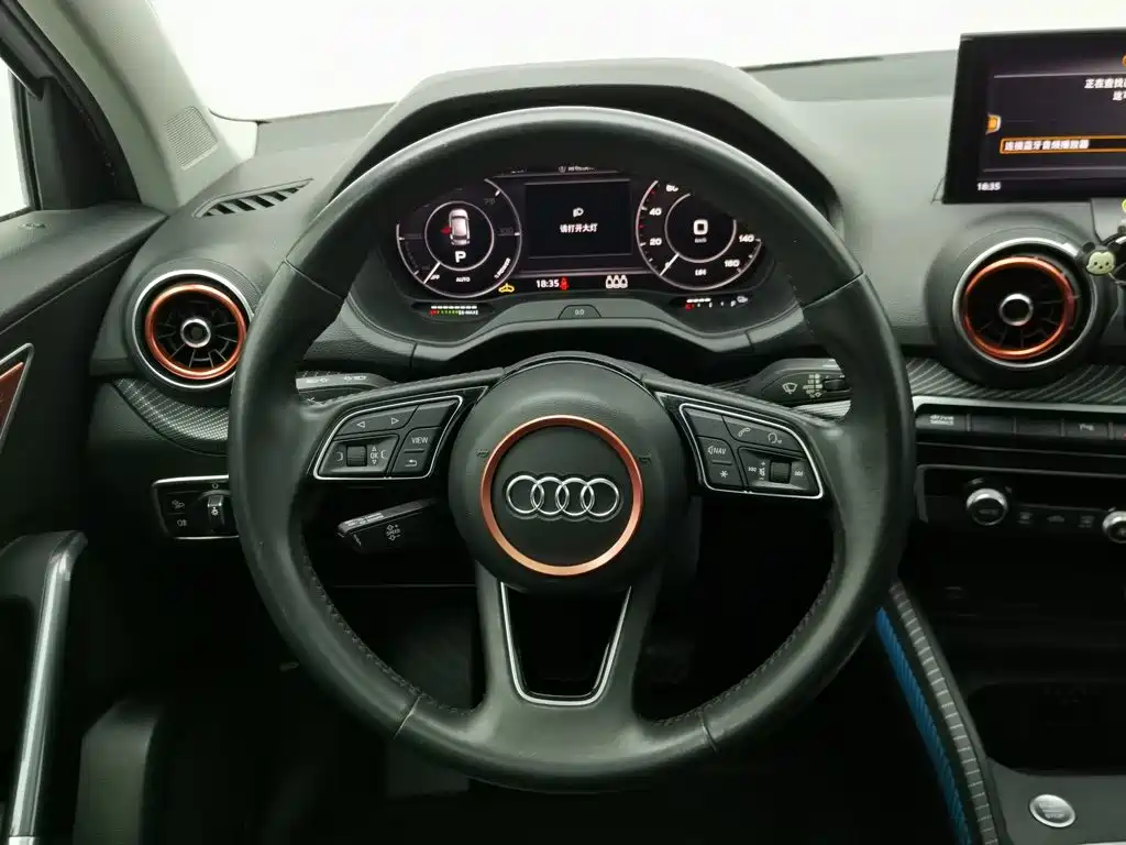 Audi Q2L e-tron — фото 11