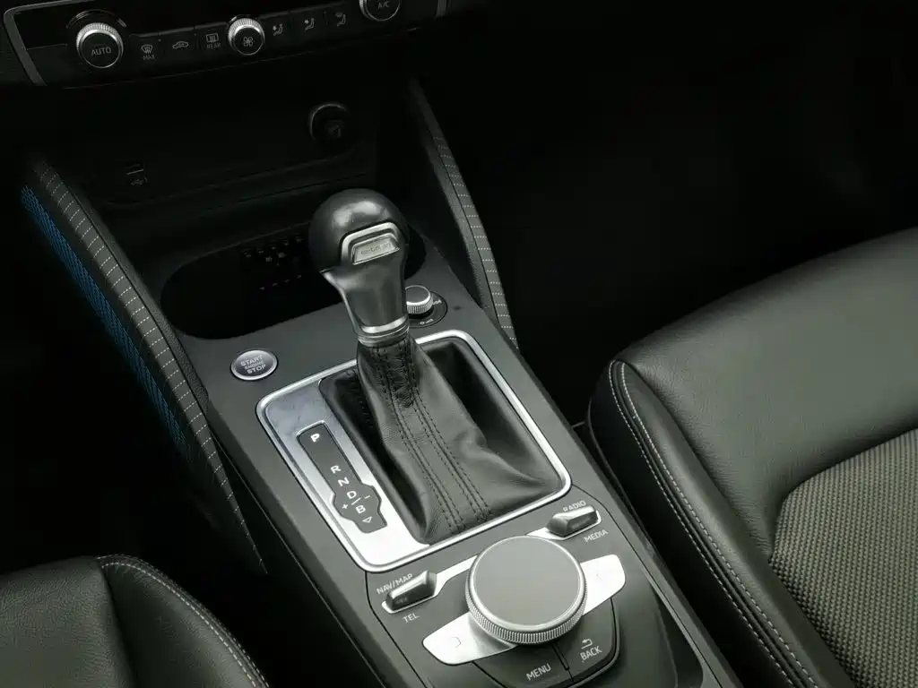 Audi Q2L e-tron — фото 13