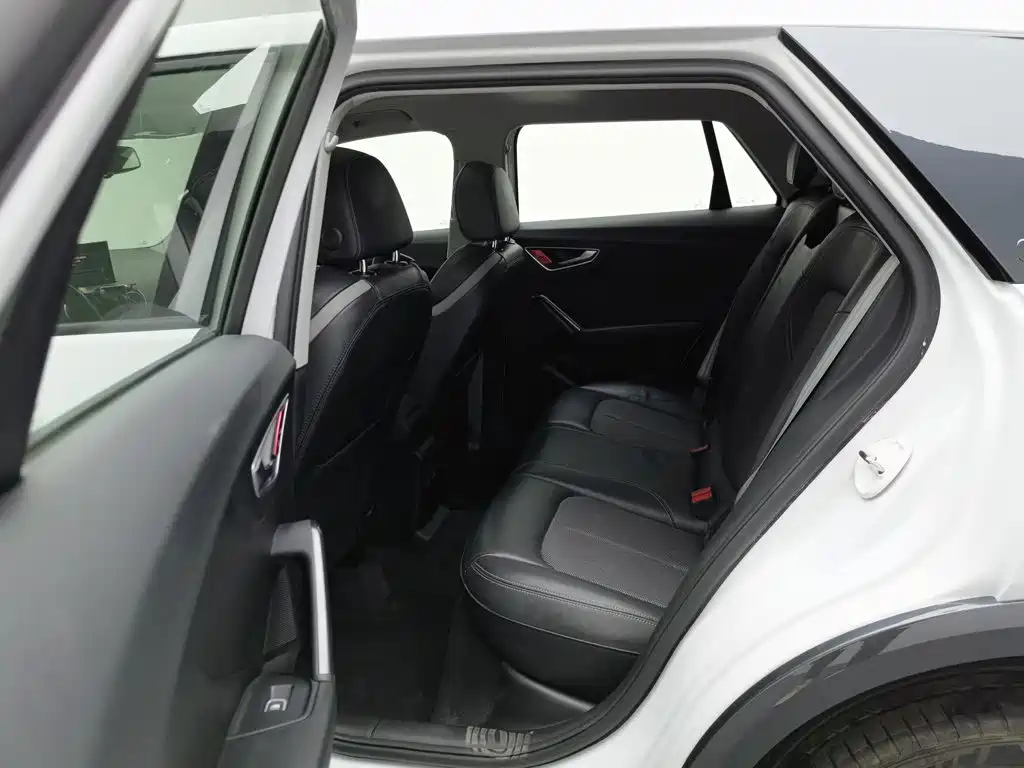 Audi Q2L e-tron — фото 15