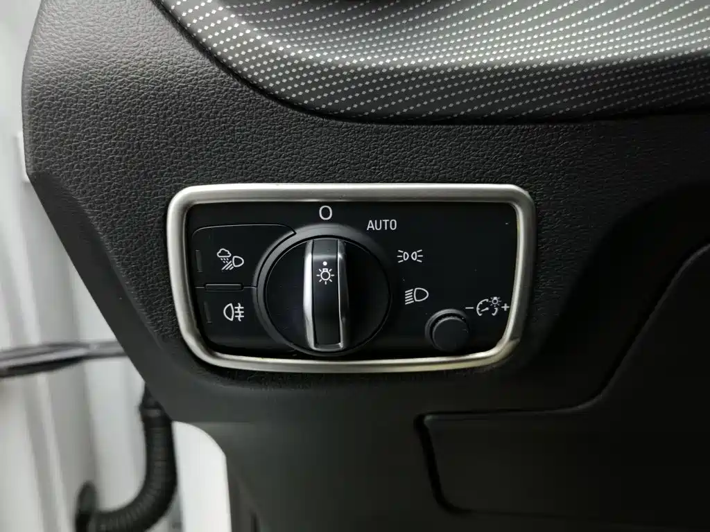 Audi Q2L e-tron — фото 21