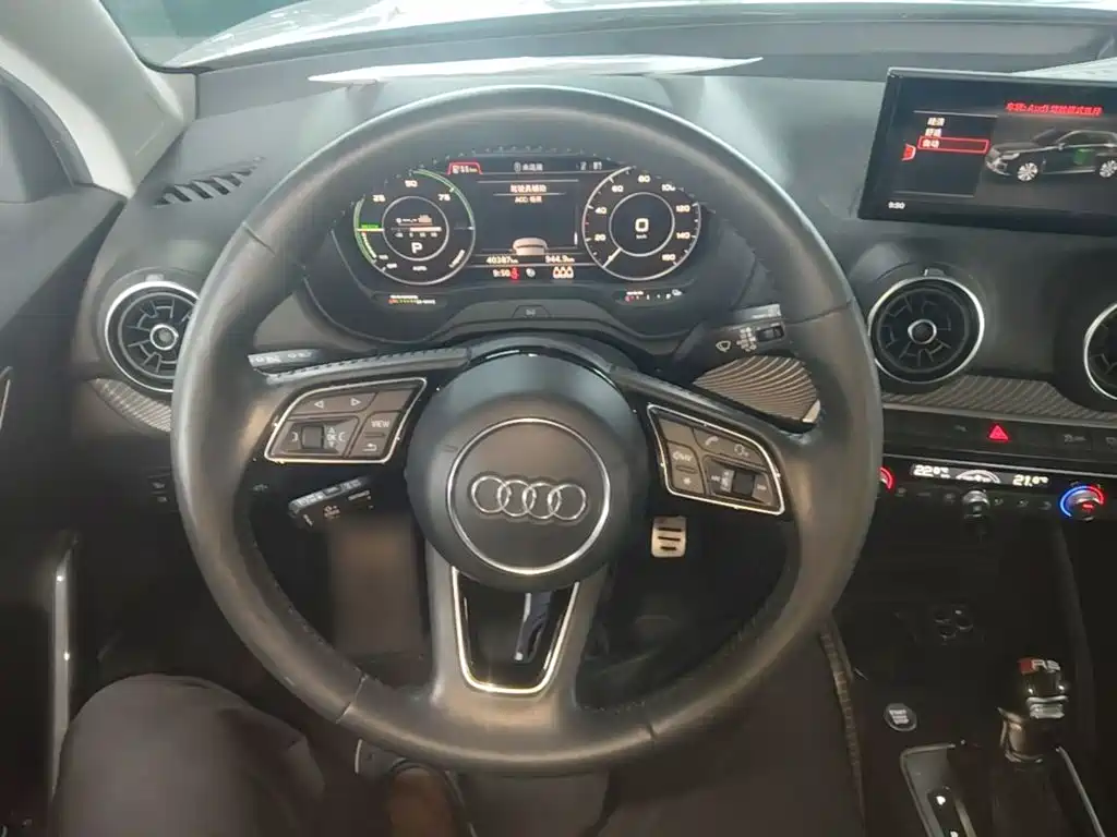 Audi Q2L e-tron — фото 11