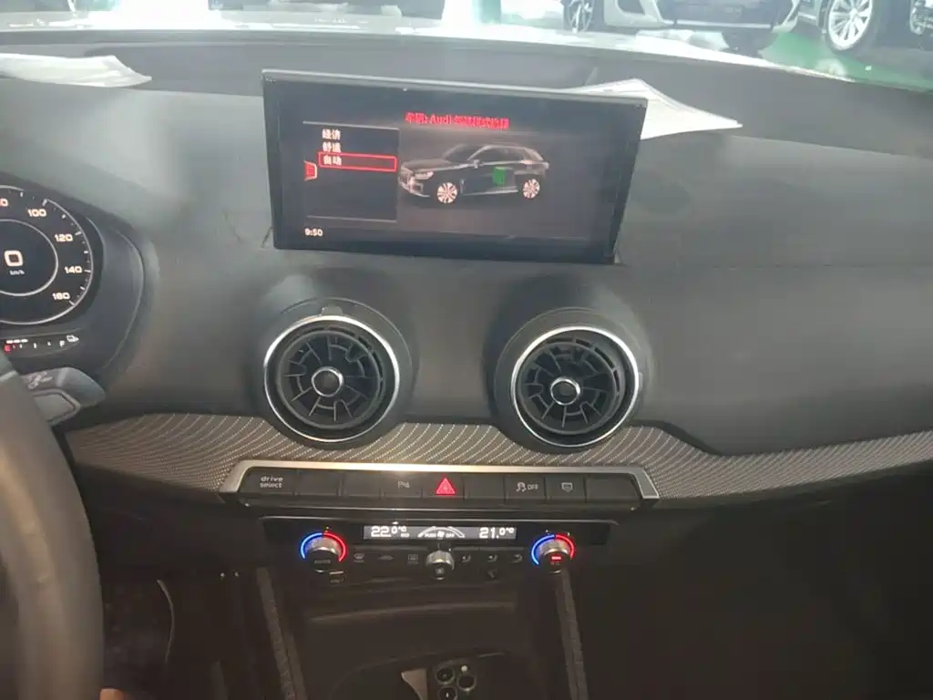 Audi Q2L e-tron — фото 13