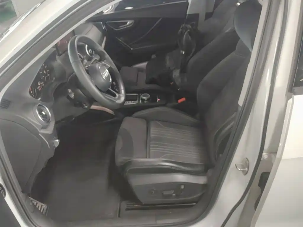 Audi Q2L e-tron — фото 15