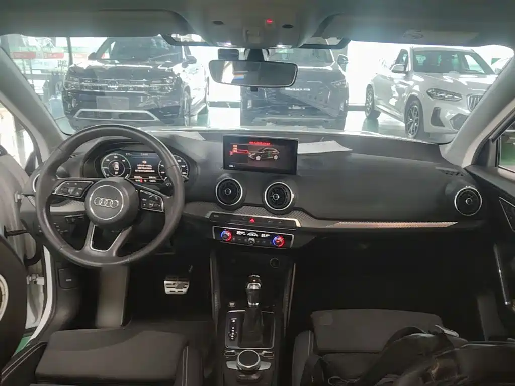 Audi Q2L e-tron — фото 10