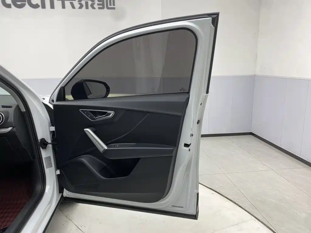 Audi Q2L — фото 22