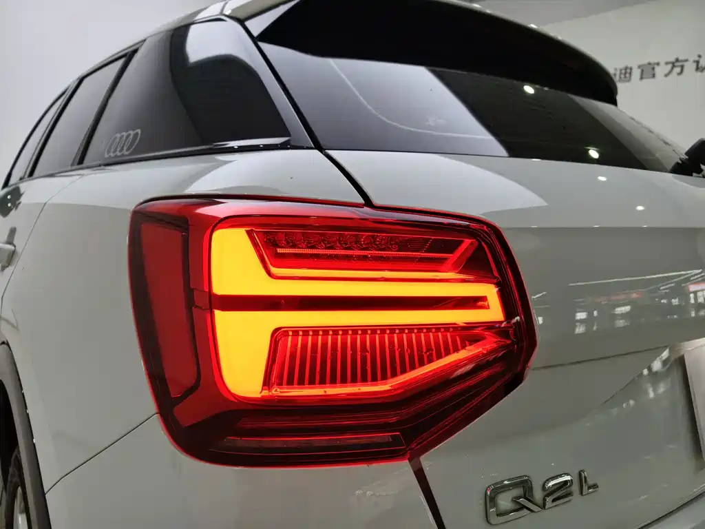 Audi Q2L — фото 11