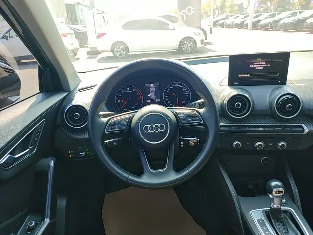 Audi Q2L — фото 11