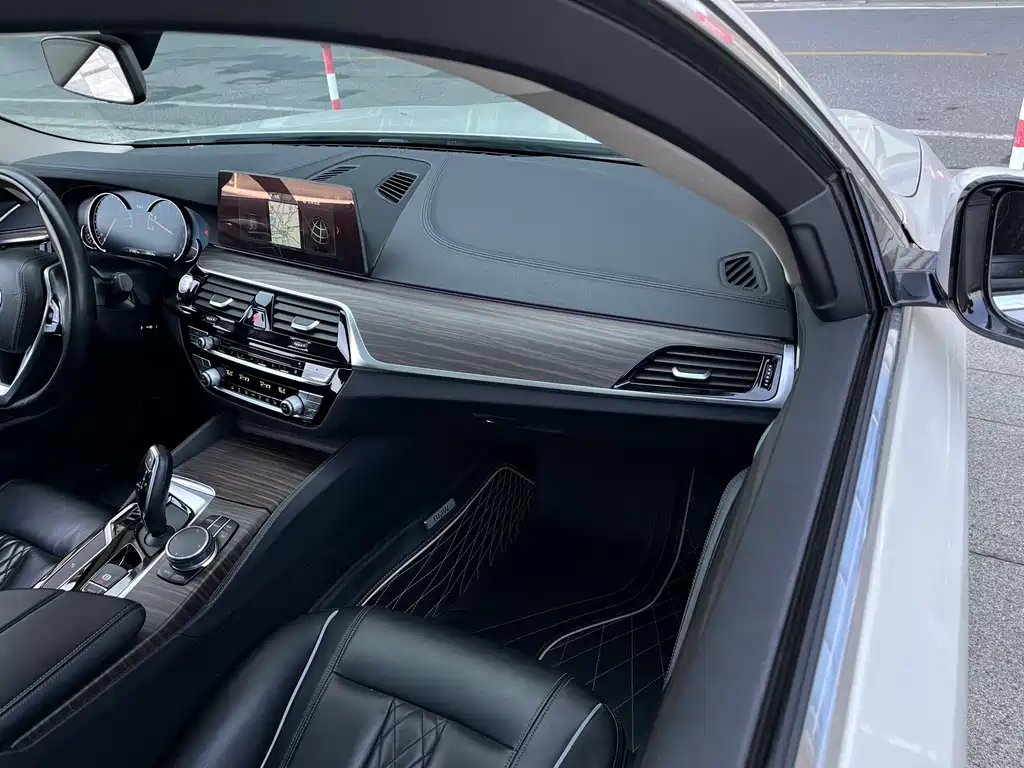 BMW 5 Series — фото 17