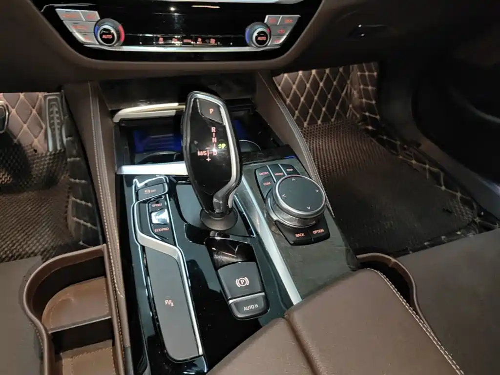BMW 5 Series — фото 14