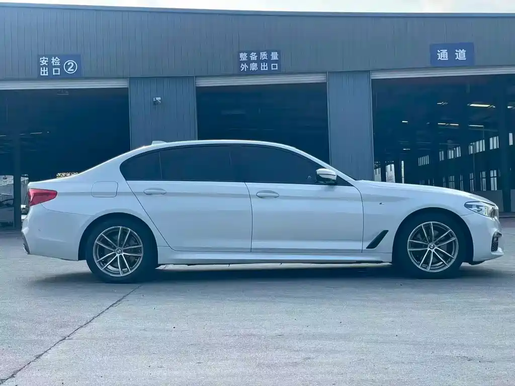 BMW 5 Series — фото 5