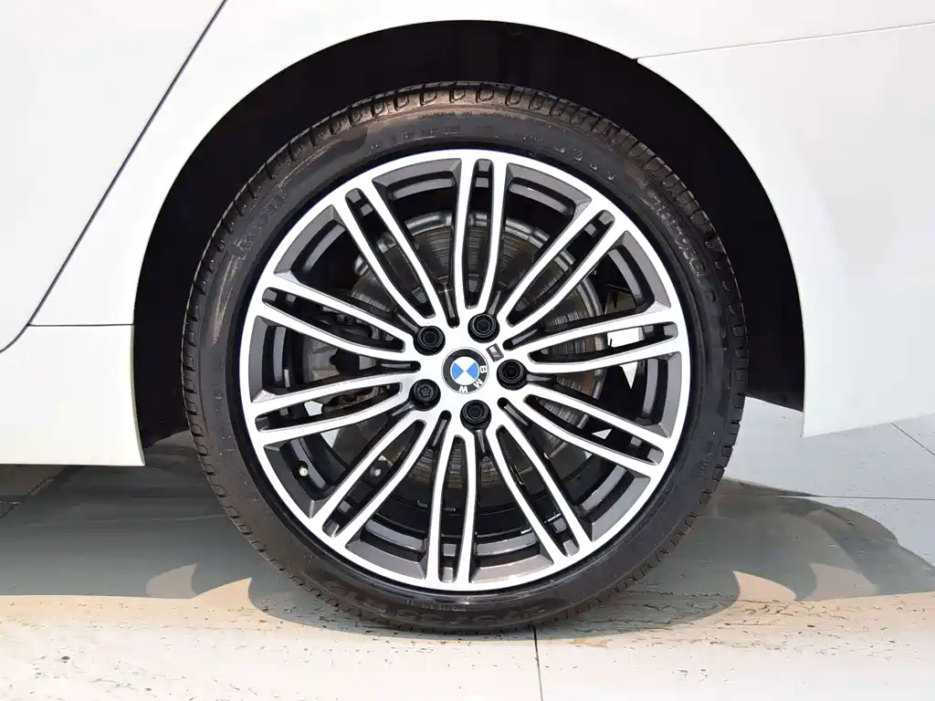 BMW 5 Series — фото 14