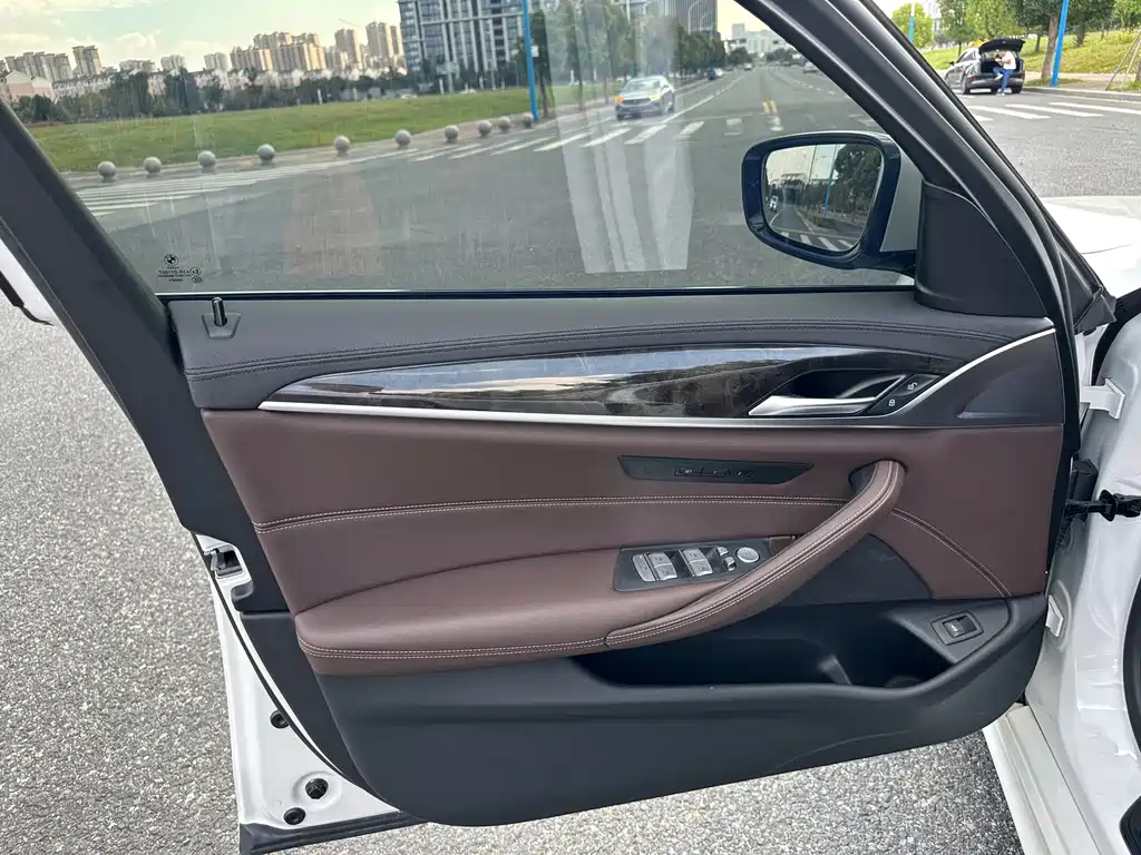 BMW 5 Series — фото 13