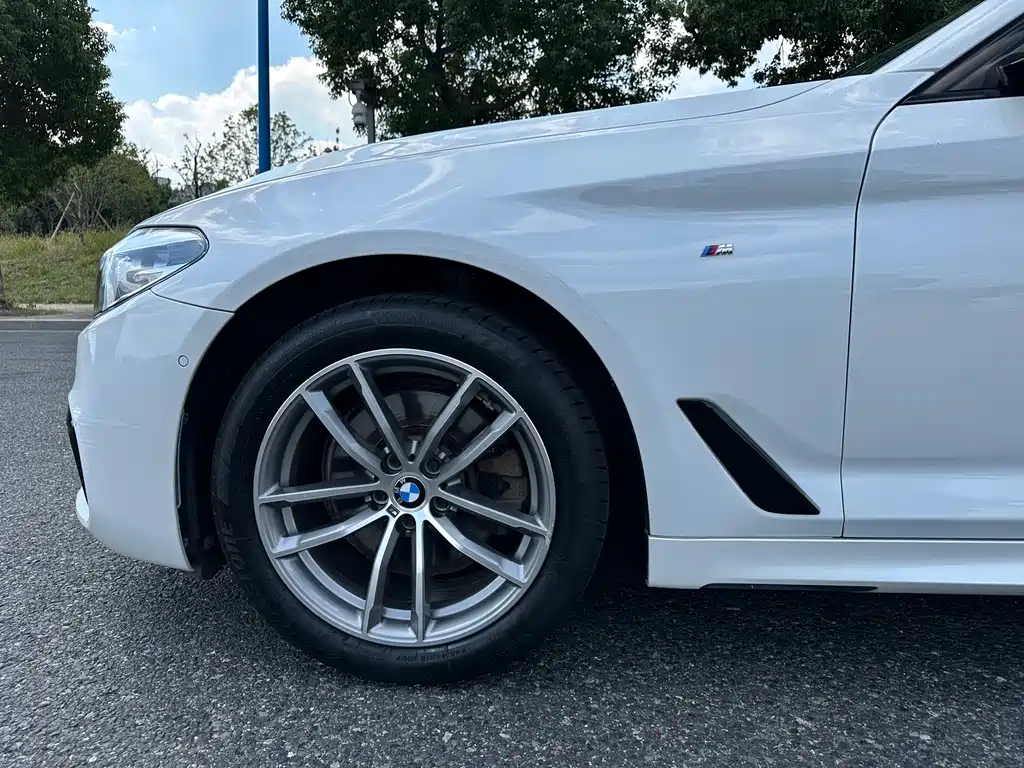 BMW 5 Series — фото 9