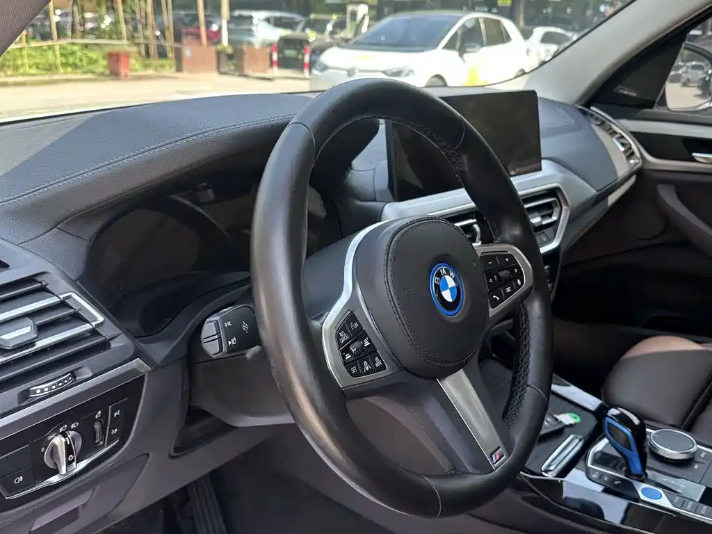 BMW iX3 — фото 3