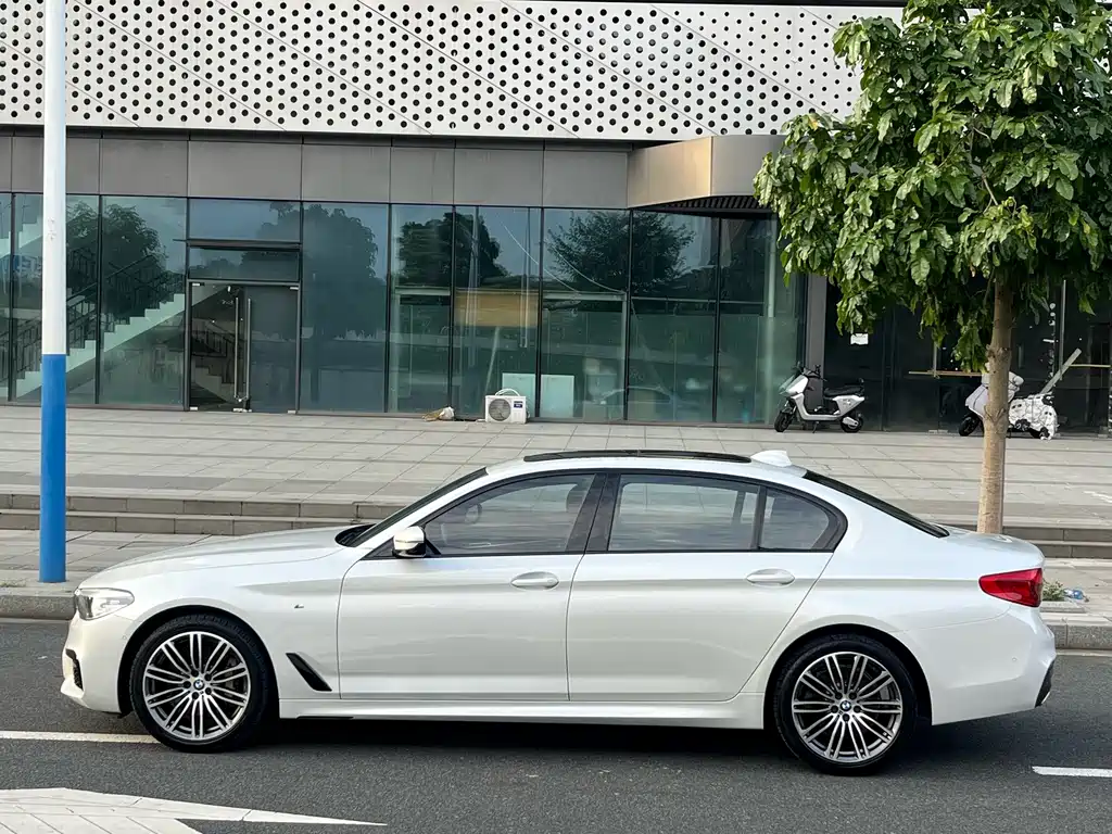 BMW 5 Series — фото 7