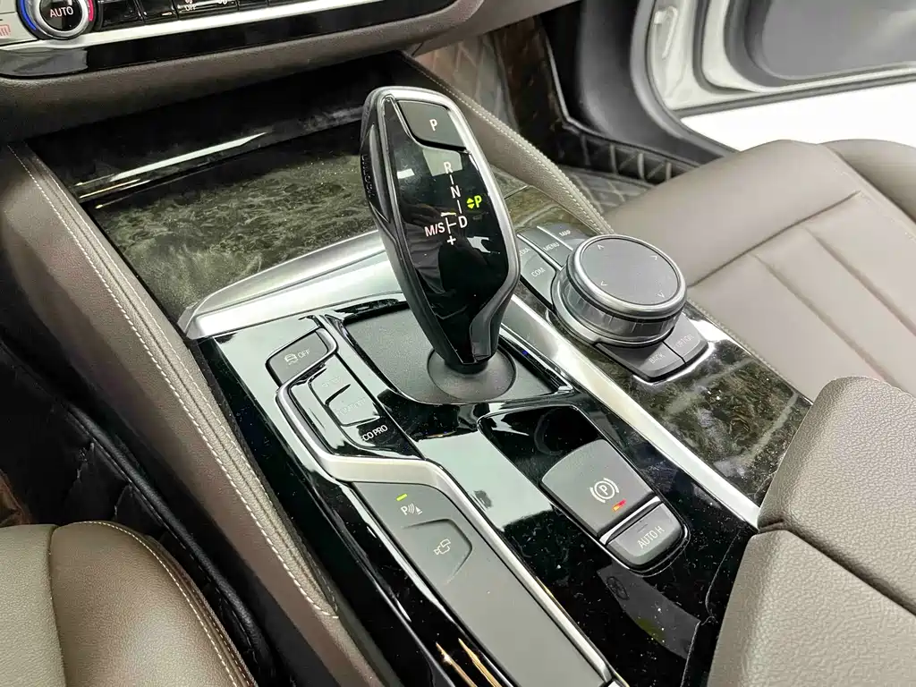 BMW 5 Series — фото 13