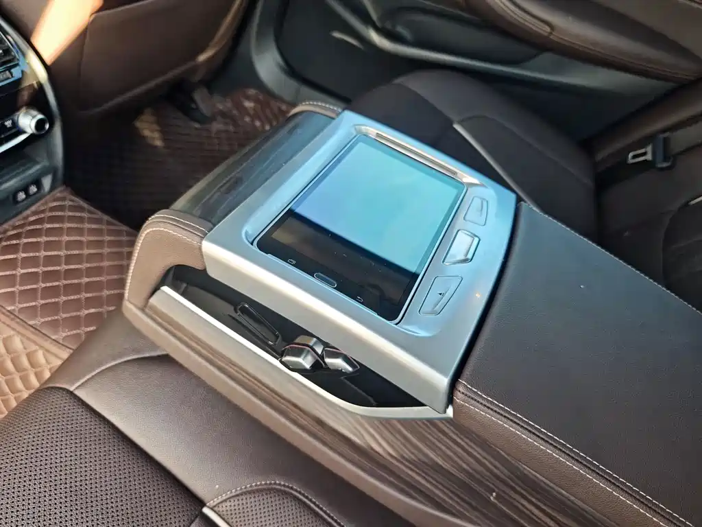 BMW 5 Series — фото 14