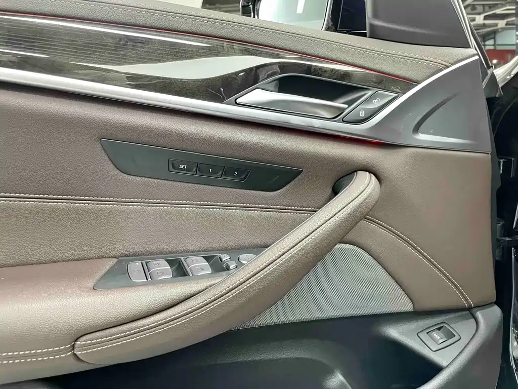BMW 5 Series — фото 13