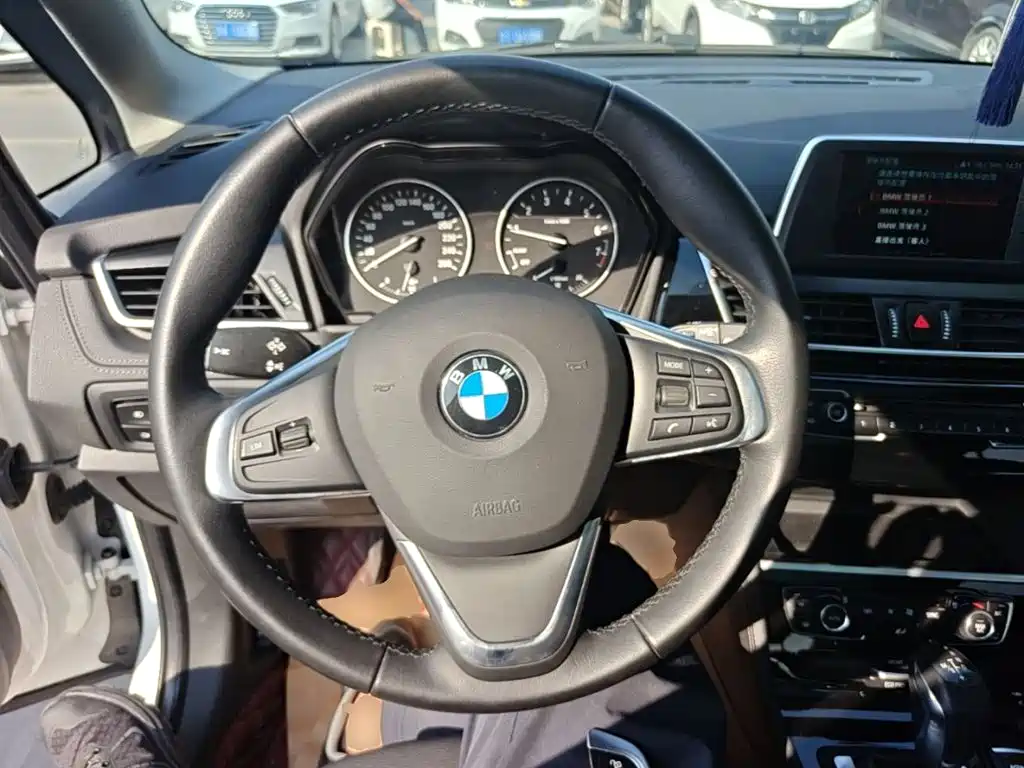 BMW 2 Series Active Tourer — фото 11