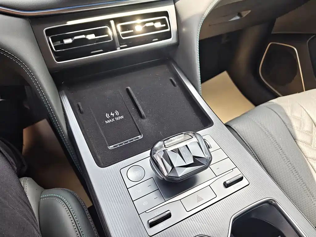 BYD L DM-i — фото 3