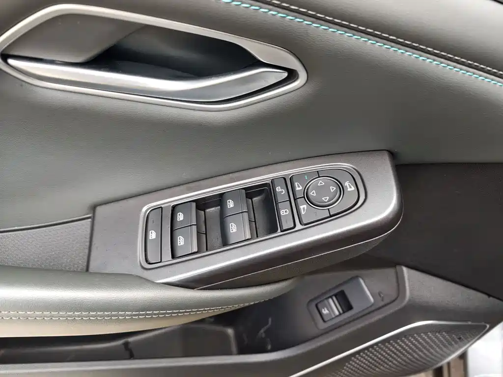 BYD L DM-i — фото 4