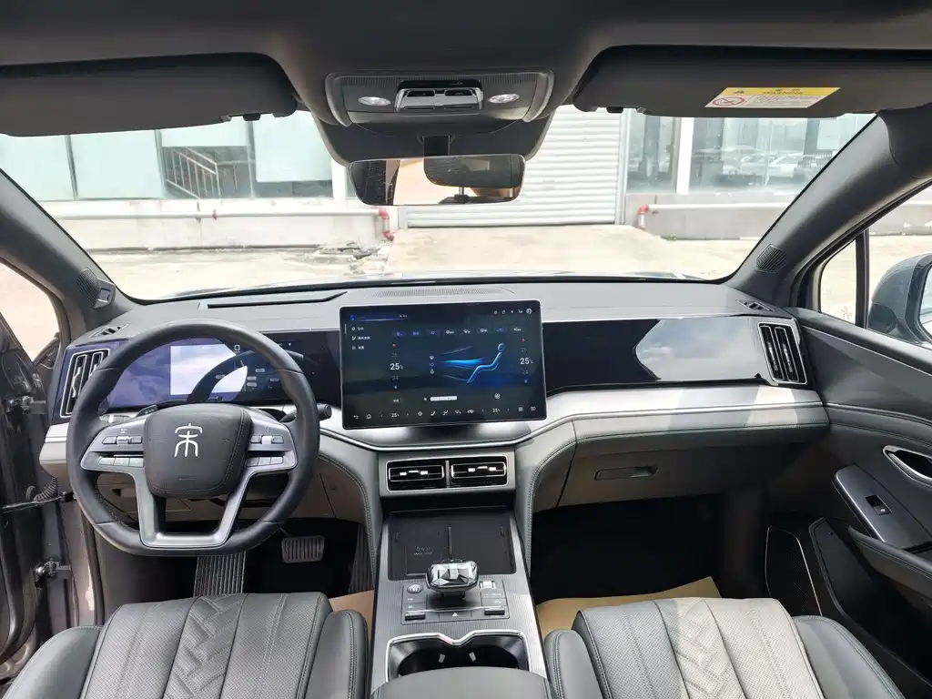 BYD L DM-i — фото 9