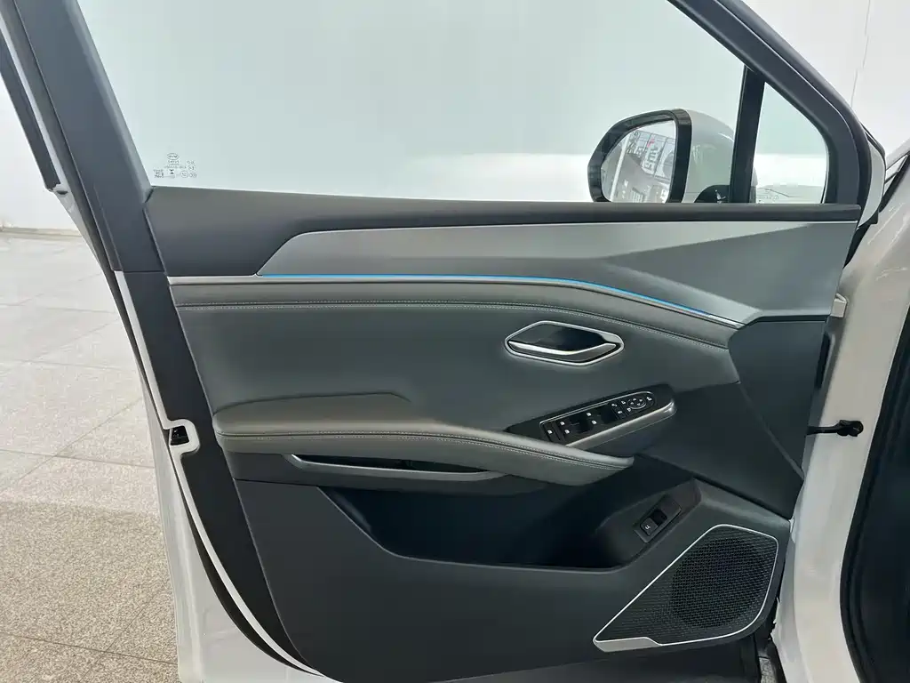 BYD L DM-i — фото 24