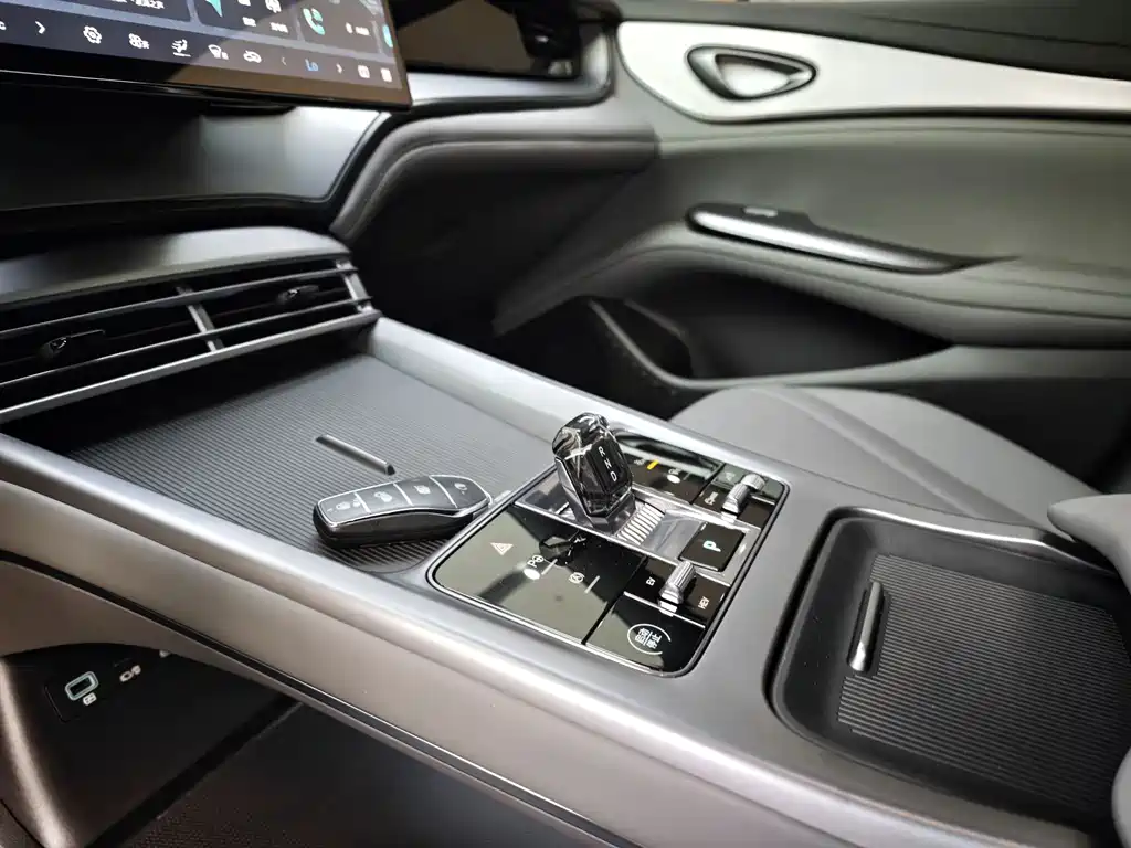 BYD Seal 07 DM-i — фото 10