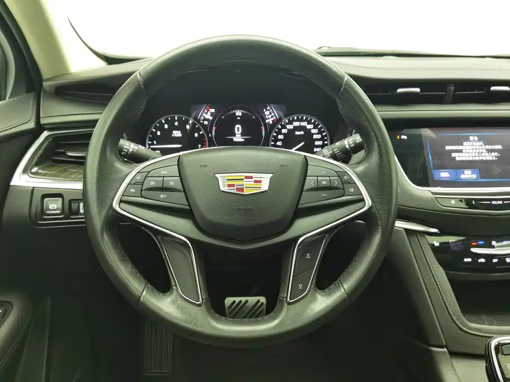 Cadillac XT5 — фото 11