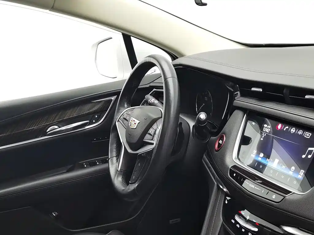 Cadillac XT5 — фото 22