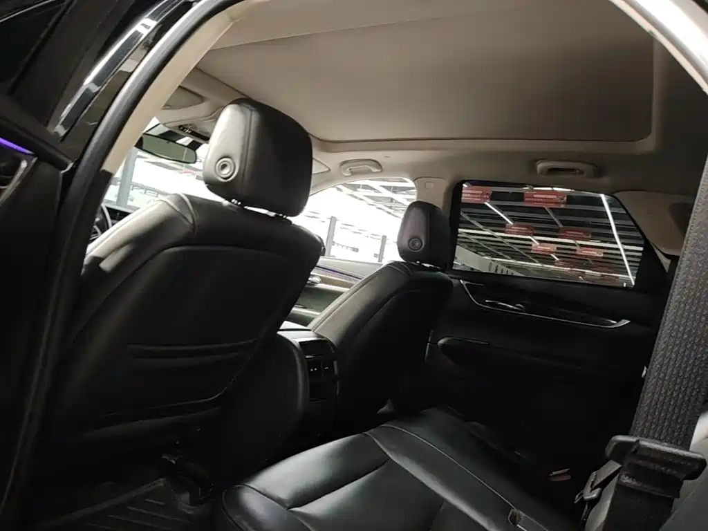 Cadillac XT5 — фото 17