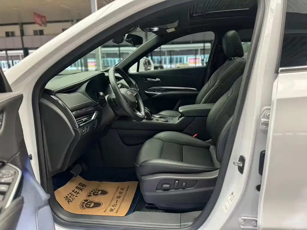 Cadillac XT4 — фото 8