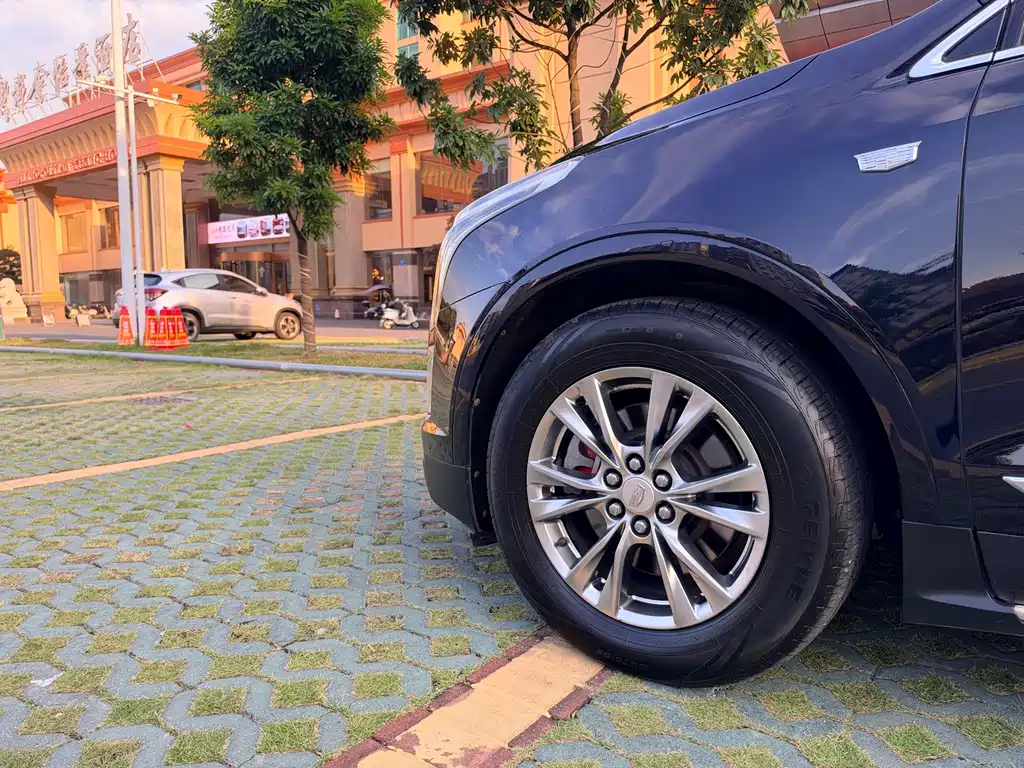 Cadillac XT5 — фото 8
