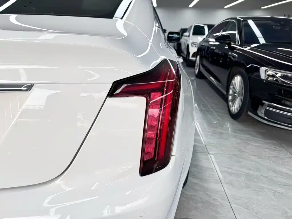 Cadillac CT5 — фото 20