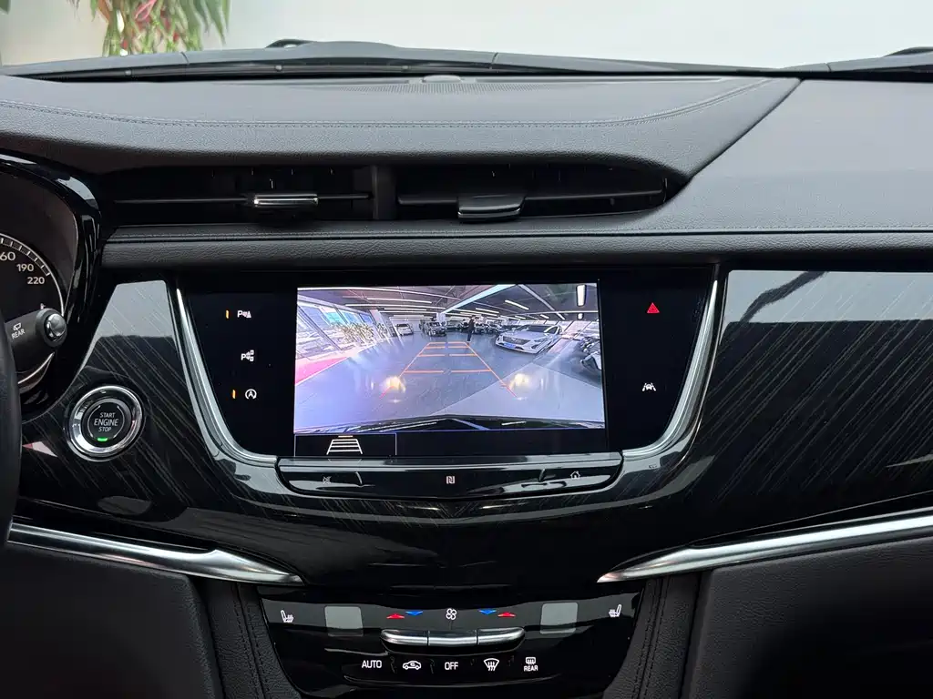 Cadillac XT6 — фото 11