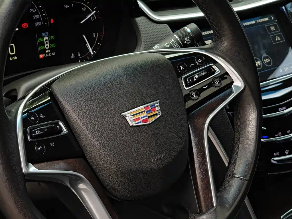 Cadillac XTS — фото 15